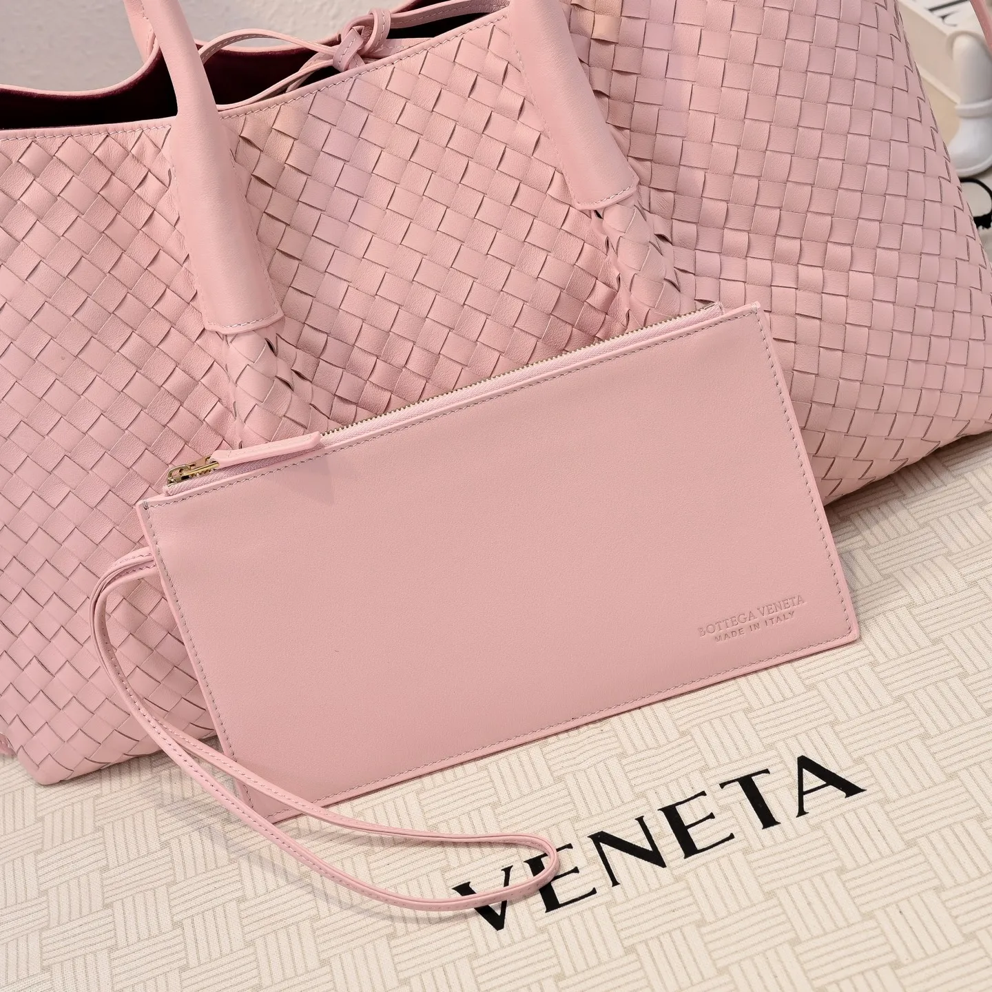 Batch 2660 Bv 2025 early spring series Pinacoteca medium tote handbag. The front is made of classic Intreccia woven cow leather. It is low-key and luxurious. The flip side is made of warm suede. It instantly switches to a lazy and casual style. It has a large internal capacity. It is no pressure to carry a computer for commuting. It is also thoughtfully matched with a small detachable bag. It feels full and full of security. The woven texture is so delicate that you can't put it down. The highlight is that it is super versatile. Come and get your new bag😝 Model: 7166 Size: 23*43*14.5cm